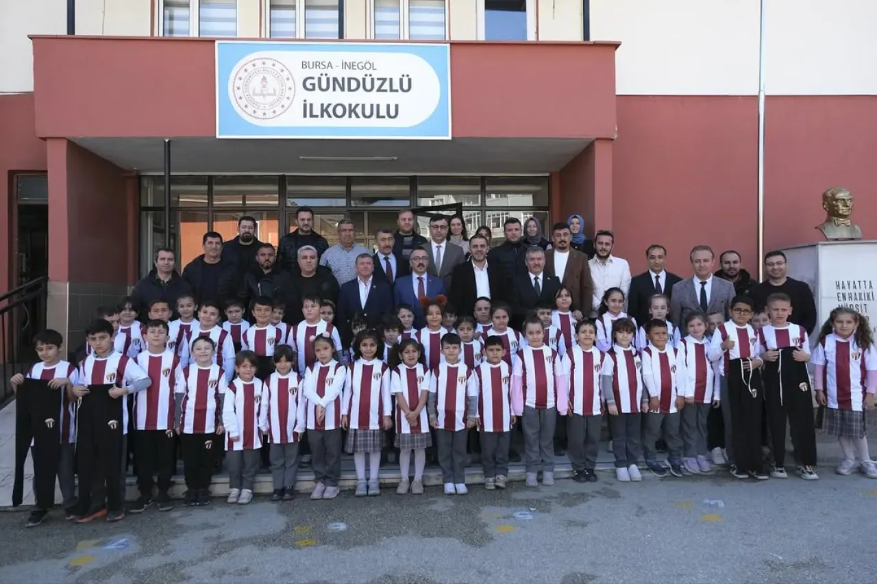 İnegölspor, Gündüzlü İlkokulu Öğrencilerine Forma Dağıttı İnegölspor, Gündüzlü İlkokulu Öğrencilerine Forma Dağıttı
