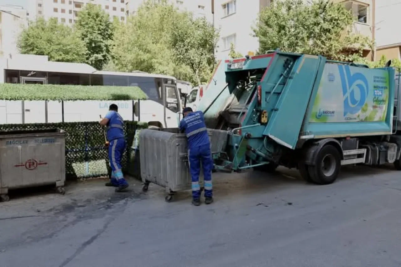 Bağcılar'da Konteyner Temizliği ile Çevre Düzeni Sağlanıyor Bağcılar'da Konteyner Temizliği ile Çevre Düzeni Sağlanıyor