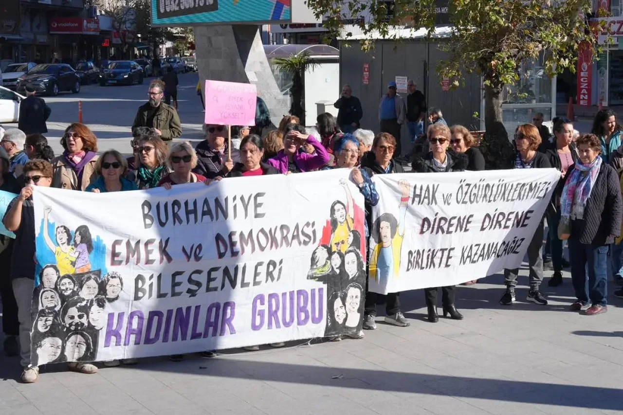 Burhaniye'de 25 Kasım'da Kadına Yönelik Şiddete Karşı Farkındalık Etkinliği Düzenlendi Burhaniye'de 25 Kasım'da Kadına Yönelik Şiddete Karşı Farkındalık Etkinliği Düzenlendi