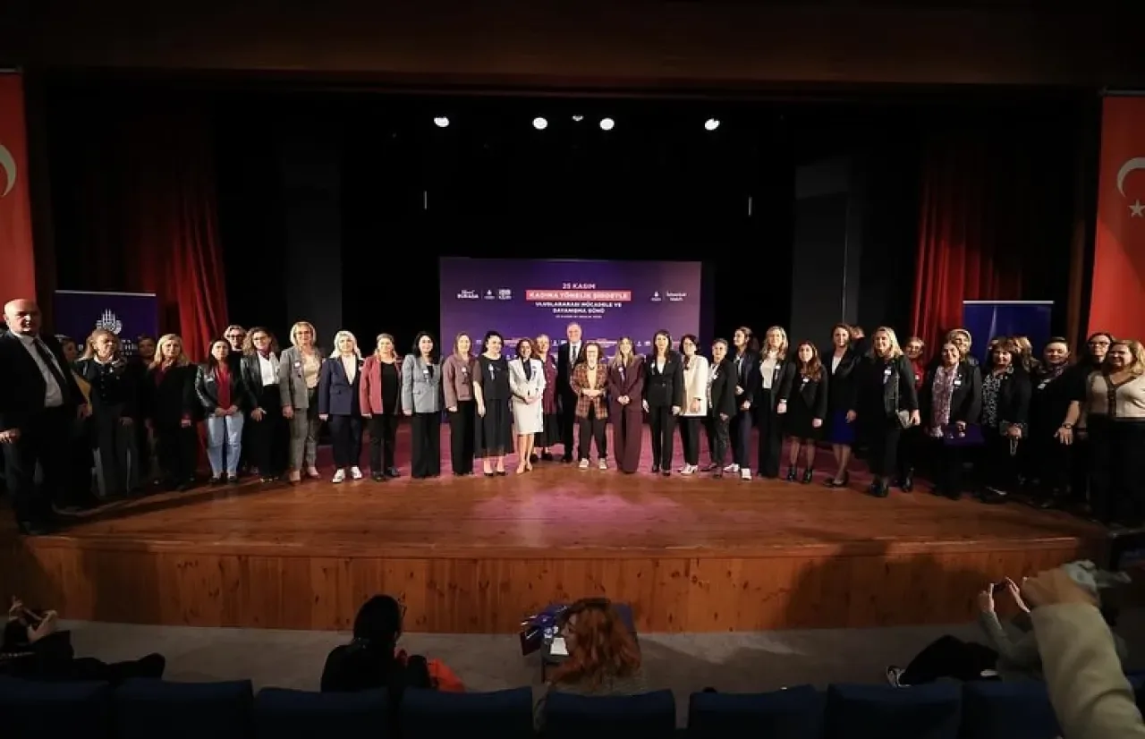 CHP Adalar Kadın Kolu, 25 Kasım'da Kadına Yönelik Şiddetle Mücadele Etkinliğine Katıldı CHP Adalar Kadın Kolu, 25 Kasım'da Kadına Yönelik Şiddetle Mücadele Etkinliğine Katıldı