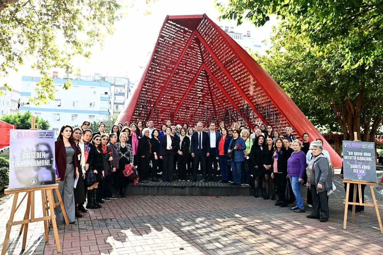 Muratpaşa Belediyesi, 25 Kasım'da Kadına Şiddetle Mücadele Mesajı Verdi Muratpaşa Belediyesi, 25 Kasım'da Kadına Şiddetle Mücadele Mesajı Verdi