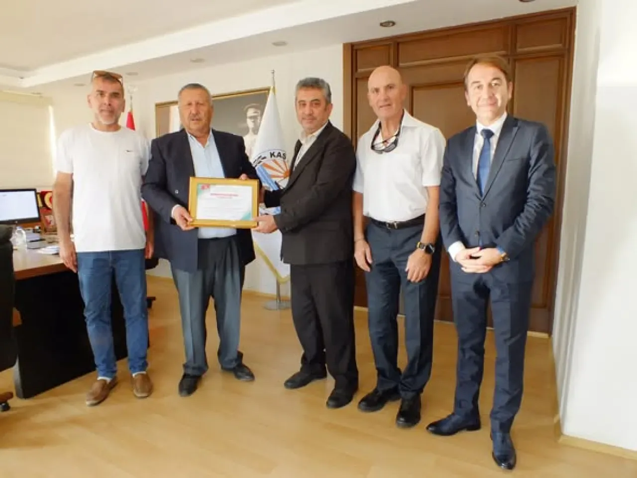 Kaş Belediye Başkanı Erol Demirhan, Cumhuriyet Bayramı Hazırlıkları Görüşüldü Kaş Belediye Başkanı Erol Demirhan, Cumhuriyet Bayramı Hazırlıkları Görüşüldü