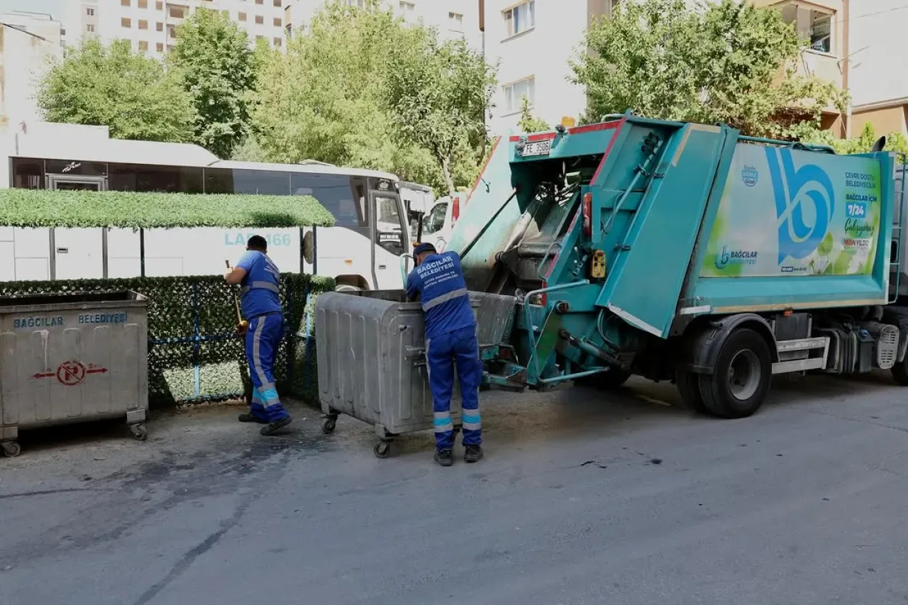 Bağcılar Belediyesi, İlçe Genelinde Konteyner Temizlik Çalışmalarını Sürdürüyor Bağcılar Belediyesi, İlçe Genelinde Konteyner Temizlik Çalışmalarını Sürdürüyor