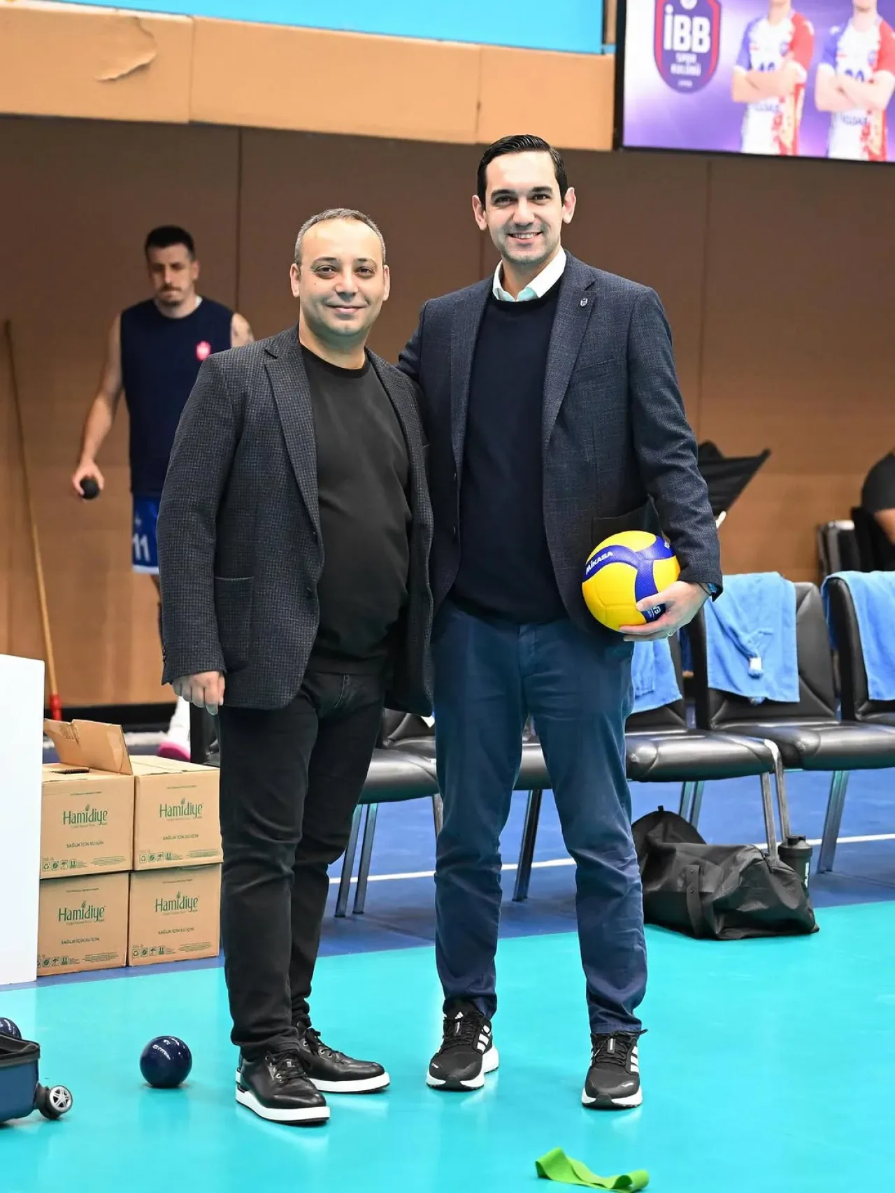 CHP'li Kurşun, İBB Spor Kulüpleri'nin Voleybol Maçlarını Tribünden Takip Etti CHP'li Kurşun, İBB Spor Kulüpleri'nin Voleybol Maçlarını Tribünden Takip Etti