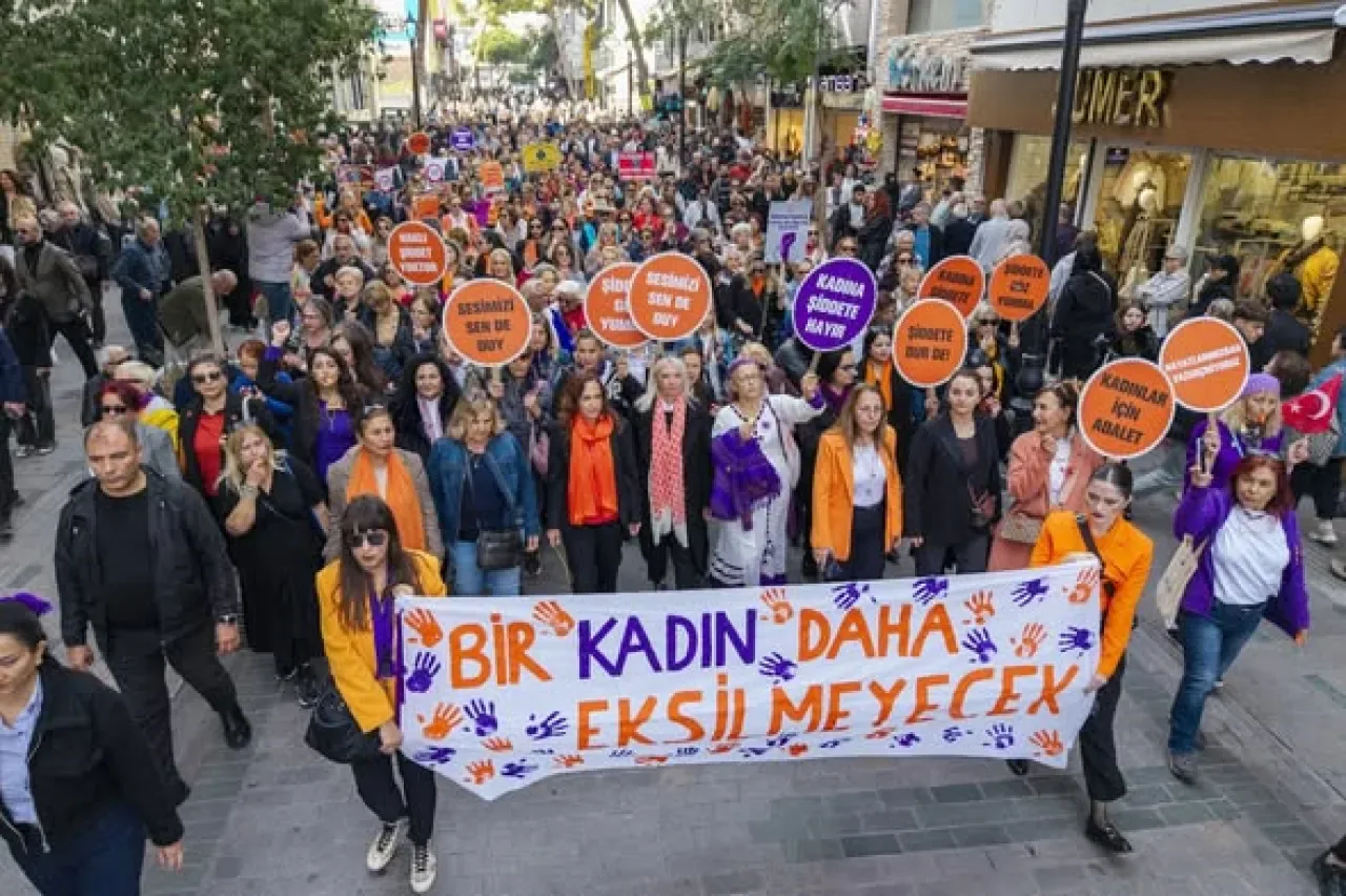 Karşıyaka'da 25 Kasım'da Kadına Yönelik Şiddetle Mücadele İçin Dayanışma Yürüyüşü Düzenlendi Karşıyaka'da 25 Kasım'da Kadına Yönelik Şiddetle Mücadele İçin Dayanışma Yürüyüşü Düzenlendi