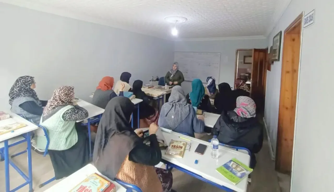 Balıkesir'de Kadına Yönelik Şiddetle Mücadele İçin Cami ve Kur'an Kurslarında Seminer Balıkesir'de Kadına Yönelik Şiddetle Mücadele İçin Cami ve Kur'an Kurslarında Seminer