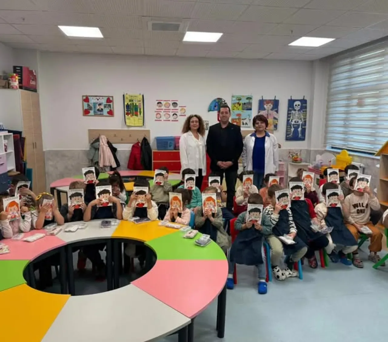 İzmir Bayraklı'da Minik Öğrencilere Ağız ve Diş Sağlığı Eğitimi İzmir Bayraklı'da Minik Öğrencilere Ağız ve Diş Sağlığı Eğitimi