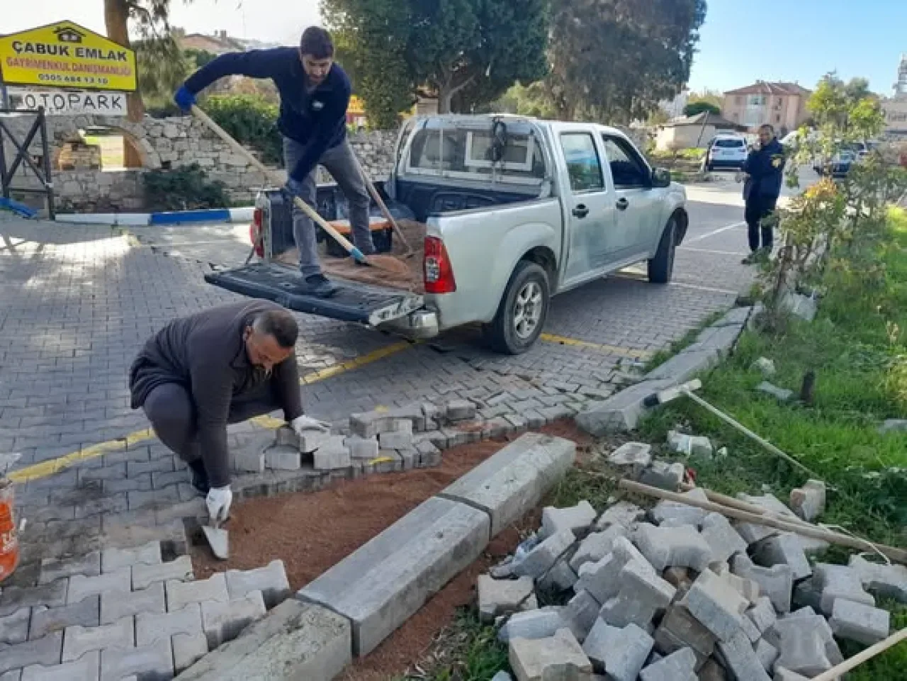 İzmir Foça Belediyesi, İlçe Genelinde Temizlik ve Altyapı Çalışmalarını Sürdürüyor İzmir Foça Belediyesi, İlçe Genelinde Temizlik ve Altyapı Çalışmalarını Sürdürüyor