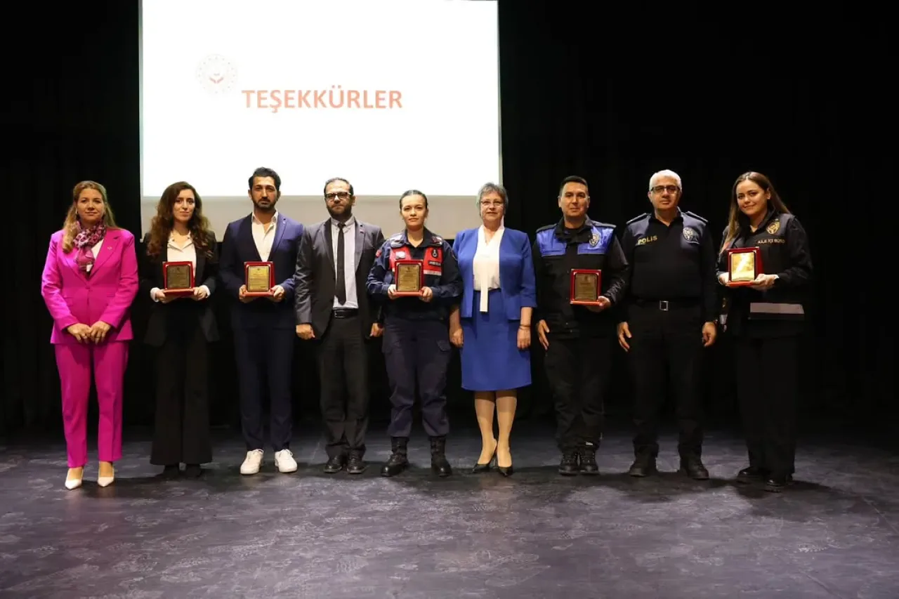 Silivri'de Kadına Yönelik Şiddetle Mücadele Semineri Düzenlendi Silivri'de Kadına Yönelik Şiddetle Mücadele Semineri Düzenlendi