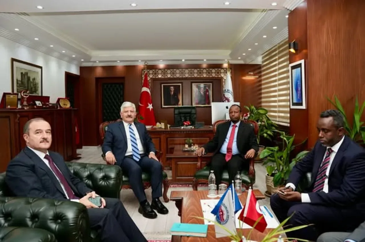 Somali Sağlık Bakanı, Sağlık Bilimleri Üniversitesi'ni Ziyaret Etti Somali Sağlık Bakanı, Sağlık Bilimleri Üniversitesi'ni Ziyaret Etti