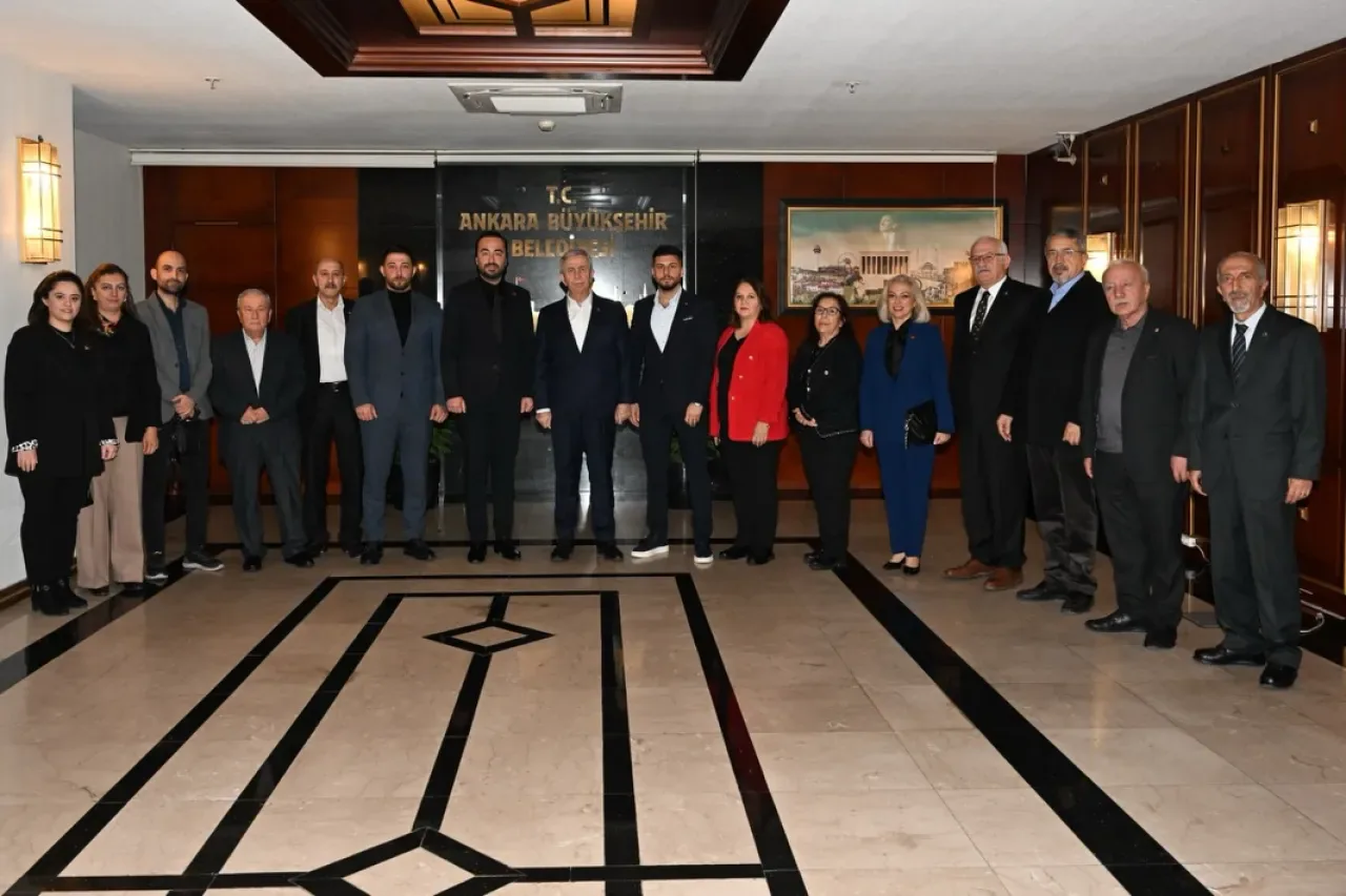 Beypazarı CHP'li Yöneticiler, Mansur Yavaş'ı Makamında Ziyaret Etti Beypazarı CHP'li Yöneticiler, Mansur Yavaş'ı Makamında Ziyaret Etti