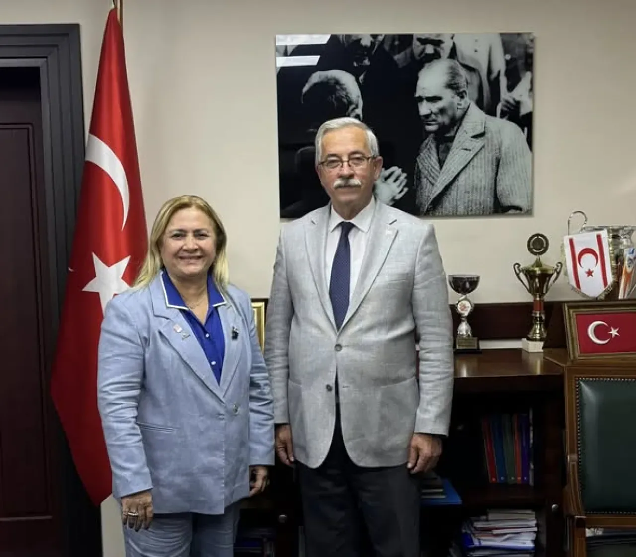 Erdek Belediye Başkanı Burhan KARIŞIK, TMOK Üyesi Semra DEMİRER'i Ağırladı Erdek Belediye Başkanı Burhan KARIŞIK, TMOK Üyesi Semra DEMİRER'i Ağırladı