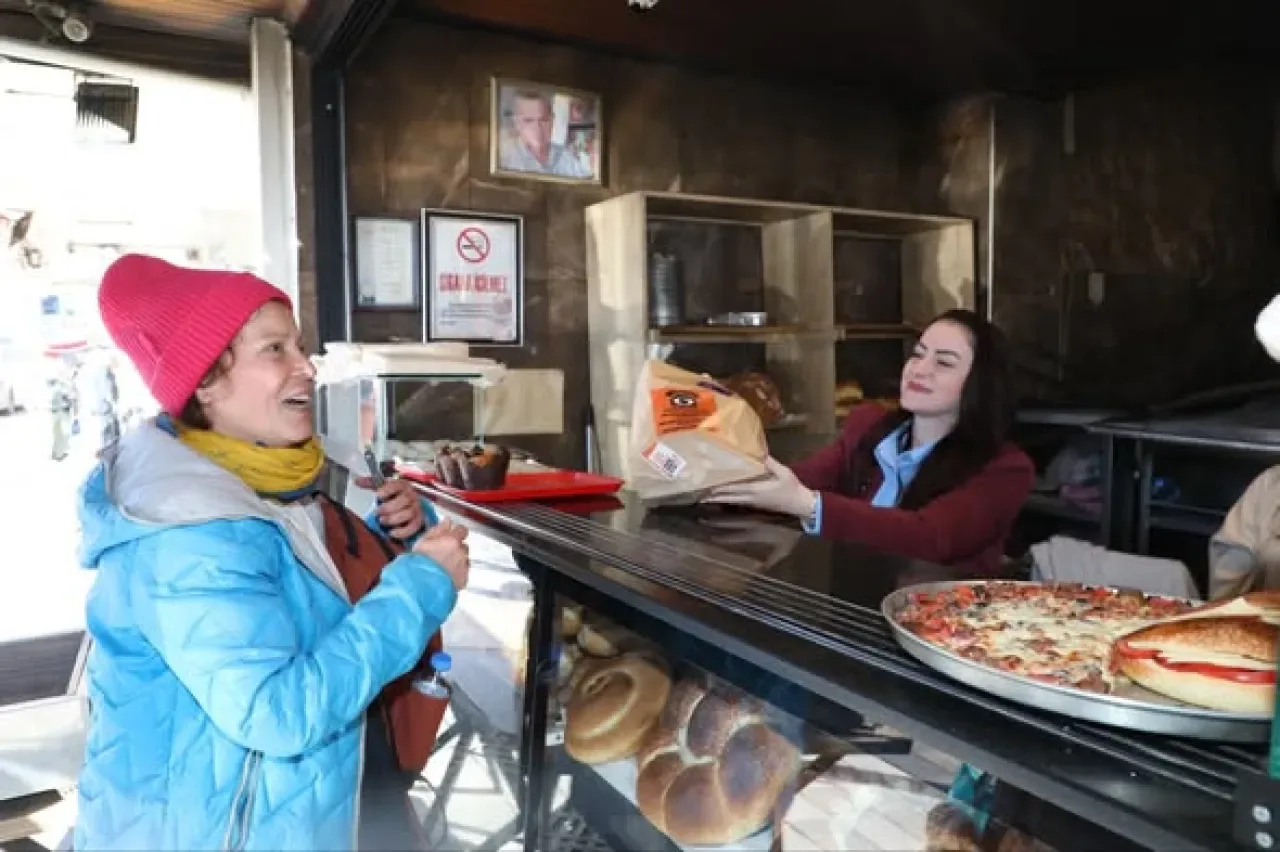 Menderes'te Kadına Şiddetle Mücadele İçin Fırınlara Özel Kese Kağıdı Menderes'te Kadına Şiddetle Mücadele İçin Fırınlara Özel Kese Kağıdı