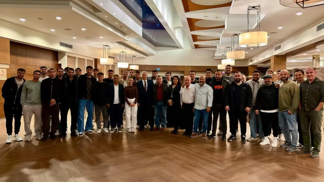 Karşıyaka Futbol Takımı Moral Yemeğinde Buluştu Karşıyaka Futbol Takımı Moral Yemeğinde Buluştu
