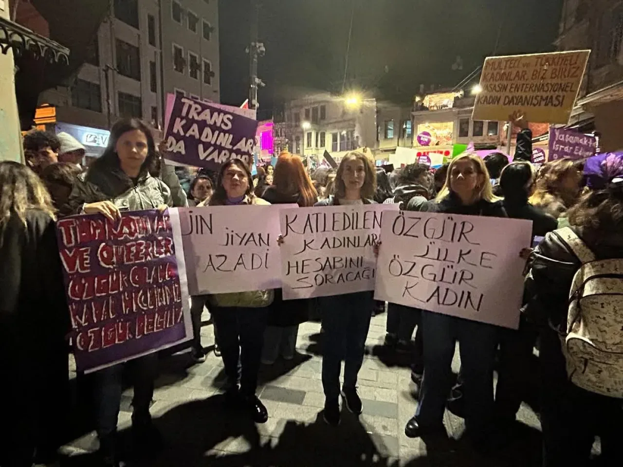 CHP Kadın Kolları 25 Kasım'da Kadına Şiddetle Mücadele İçin Meydanlarda CHP Kadın Kolları 25 Kasım'da Kadına Şiddetle Mücadele İçin Meydanlarda