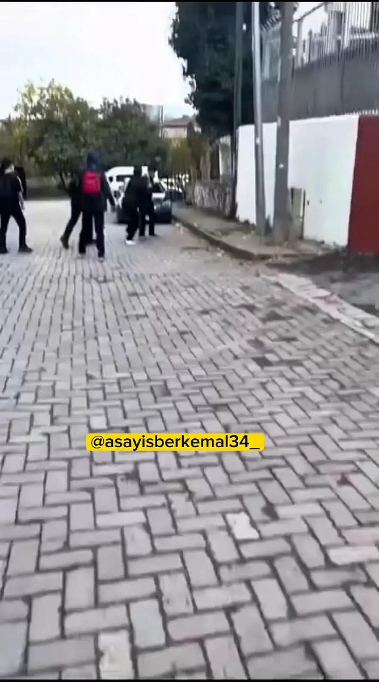 İstanbul Güngören'de Lise Öğrencileri Arasında Çıkan Bıçaklı Kavga: 1 Yaralı İstanbul Güngören'de Lise Öğrencileri Arasında Çıkan Bıçaklı Kavga: 1 Yaralı