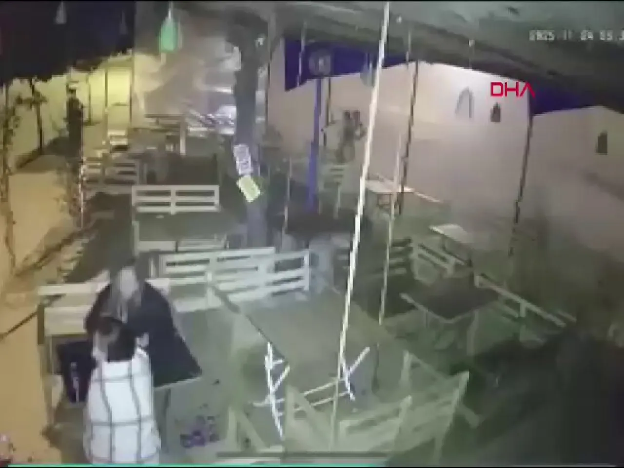 Kız Kardeşinin Kafasına Silah Dayayan 20 Yaşındaki Şahıs Gözaltına Alındı Kız Kardeşinin Kafasına Silah Dayayan 20 Yaşındaki Şahıs Gözaltına Alındı