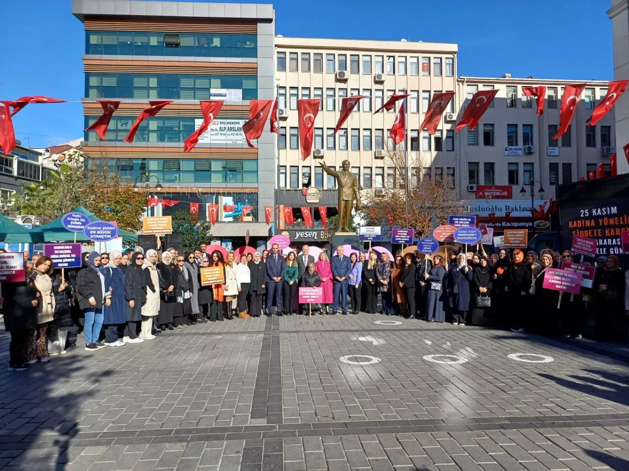 Gaziosmanpaşa'da 25 Kasım'da Kadına Yönelik Şiddetle Mücadele Mesajı Gaziosmanpaşa'da 25 Kasım'da Kadına Yönelik Şiddetle Mücadele Mesajı