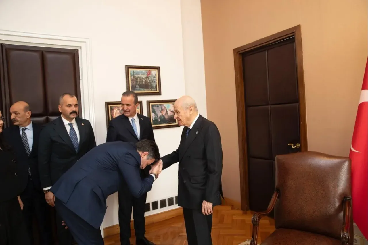 MHP'li Antalya Heyeti, Özel Yörük Kıyafetini Devlet Bahçeli'ye Takdim Etti MHP'li Antalya Heyeti, Özel Yörük Kıyafetini Devlet Bahçeli'ye Takdim Etti