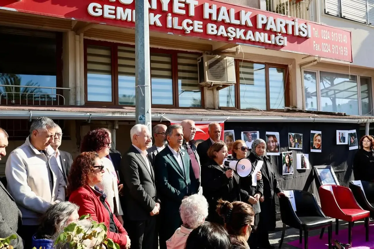 Gemlik Belediye Başkanı Deviren, 25 Kasım'da Şiddete Karşı Dayanışma Mesajı Verdi Gemlik Belediye Başkanı Deviren, 25 Kasım'da Şiddete Karşı Dayanışma Mesajı Verdi