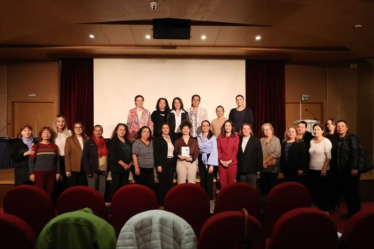 Sarıyer'de 25 Kasım'da Kadınların Güçlenme Buluşması: "Söz Kadınlarda" Sarıyer'de 25 Kasım'da Kadınların Güçlenme Buluşması: "Söz Kadınlarda"