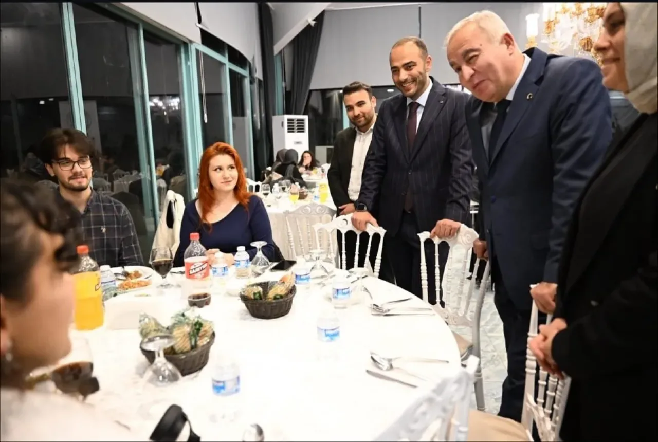 Gaziosmanpaşa'da Öğretmenler Günü Kutlaması: Emeğe Saygı Yemeği Düzenlendi Gaziosmanpaşa'da Öğretmenler Günü Kutlaması: Emeğe Saygı Yemeği Düzenlendi
