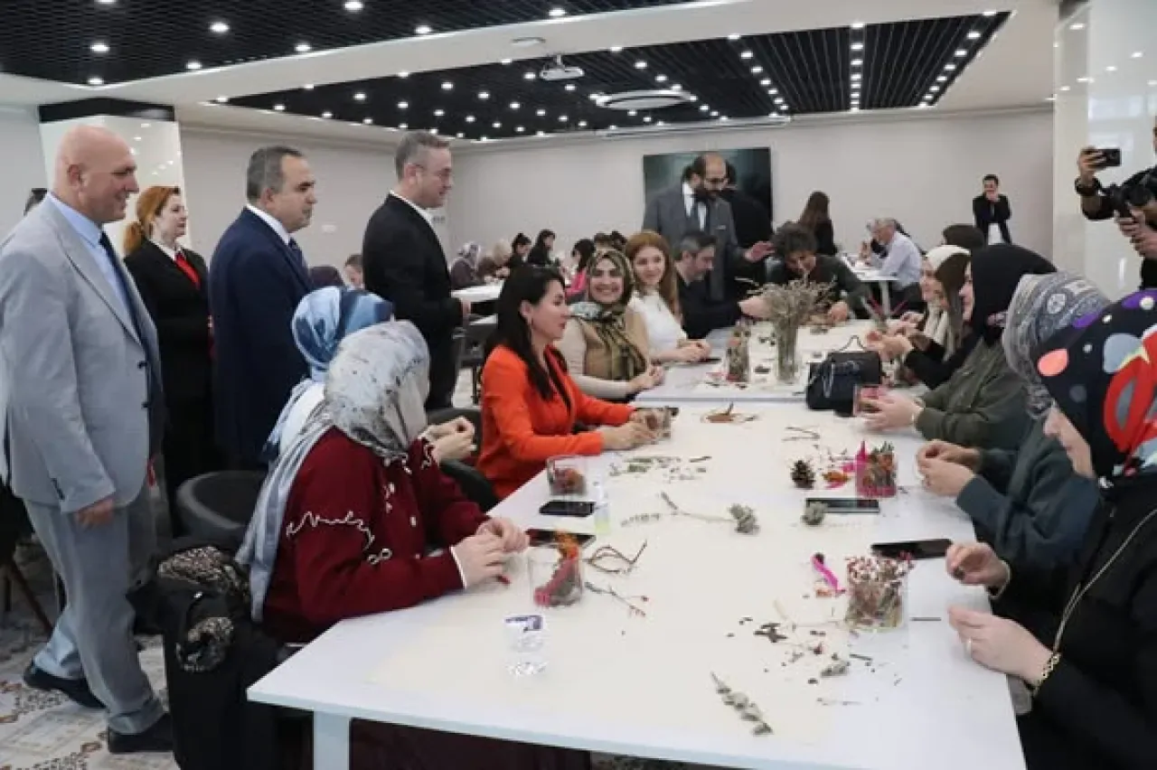 Başakşehir'de Öğretmenler Günü Atölyelerine Protokol Ziyareti Başakşehir'de Öğretmenler Günü Atölyelerine Protokol Ziyareti