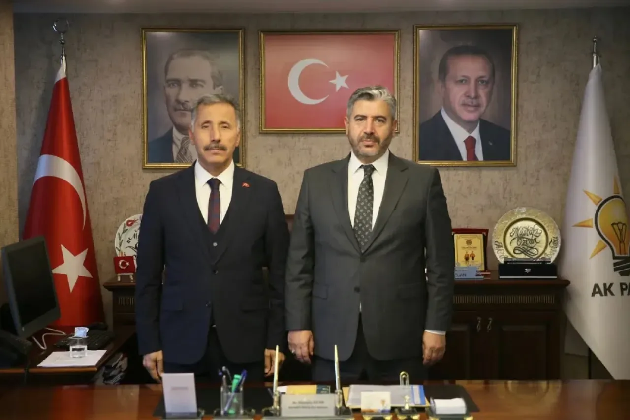 AK Parti Sincan İlçe Başkanı Mustafa Özcan, İlçe Milli Eğitim Müdürü Alican Kılıç'ı Makamında Ağırladı AK Parti Sincan İlçe Başkanı Mustafa Özcan, İlçe Milli Eğitim Müdürü Alican Kılıç'ı Makamında Ağırladı
