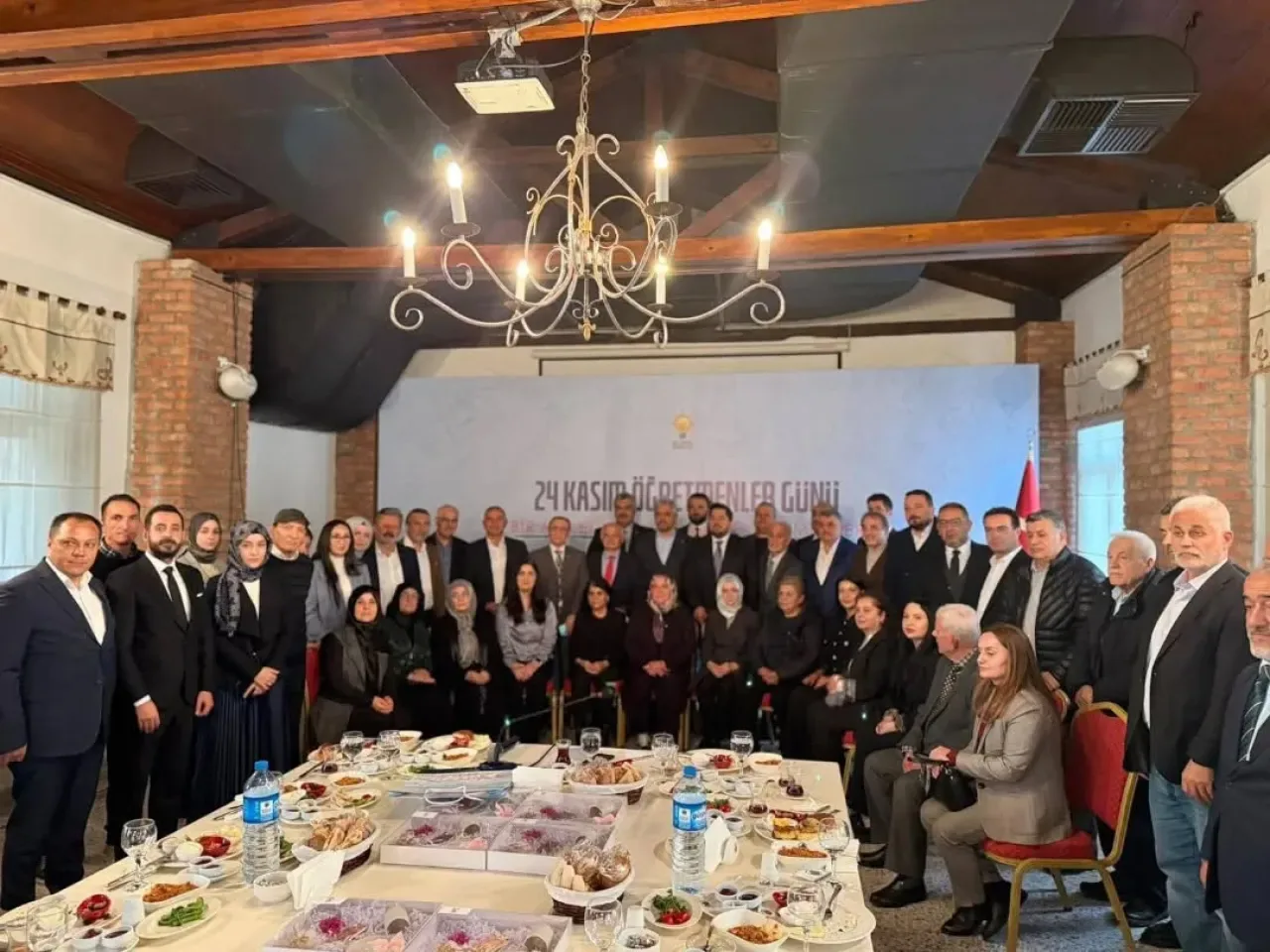 AK Parti Sincan Teşkilatından Öğretmenler Günü Ziyareti AK Parti Sincan Teşkilatından Öğretmenler Günü Ziyareti