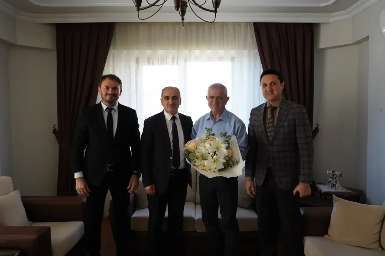 Kartal'da Emekli Öğretmen Halil İbrahim Kapan'ın 24 Kasım Sürprizi Kartal'da Emekli Öğretmen Halil İbrahim Kapan'ın 24 Kasım Sürprizi