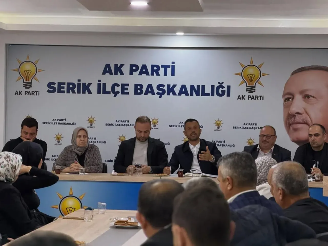 Serik AK Parti'de Haftalık Toplantı ve Öğretmenler Günü Kutlaması Serik AK Parti'de Haftalık Toplantı ve Öğretmenler Günü Kutlaması