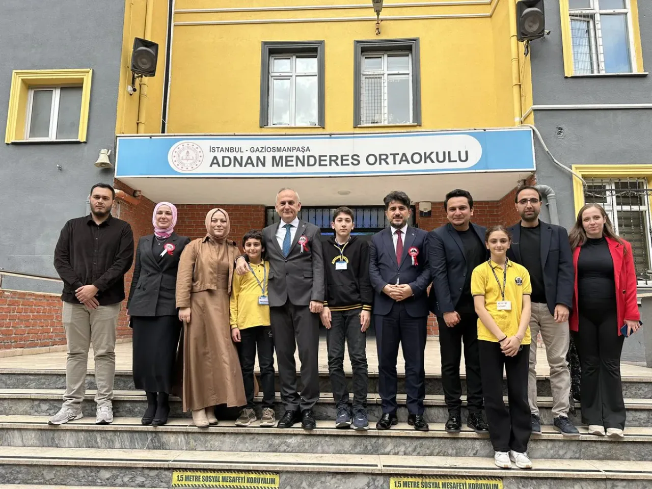 Gaziosmanpaşa'da Öğretmenler Günü Kutlaması: Adnan Menderes Ortaokulu Ziyaret Edildi Gaziosmanpaşa'da Öğretmenler Günü Kutlaması: Adnan Menderes Ortaokulu Ziyaret Edildi
