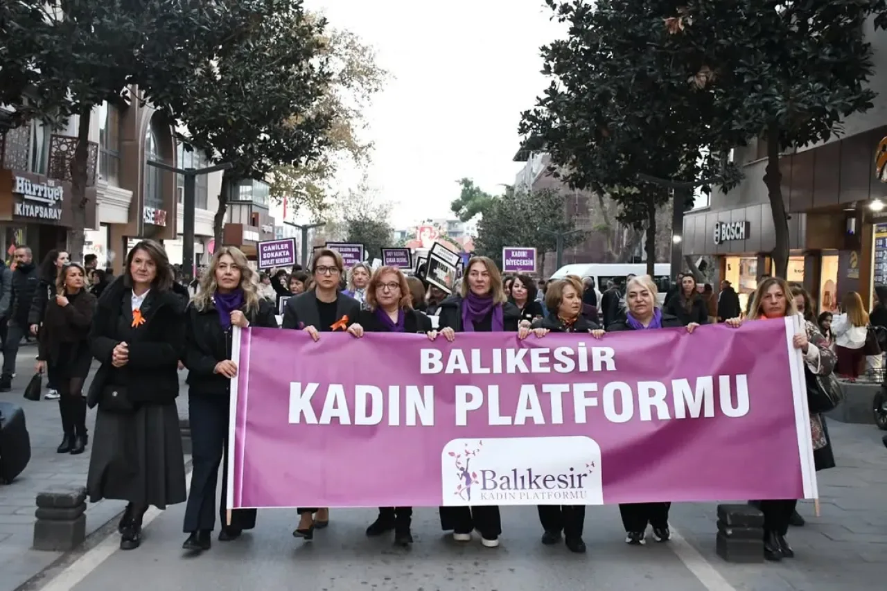 Balıkesir'de 25 Kasım'da Kadına Şiddetle Mücadele İçin Kortej Yürüyüşü Düzenlendi Balıkesir'de 25 Kasım'da Kadına Şiddetle Mücadele İçin Kortej Yürüyüşü Düzenlendi