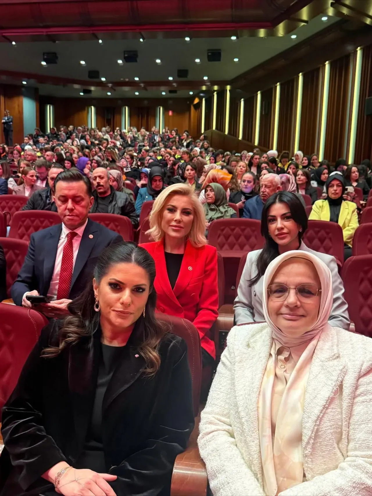 AK Parti İstanbul Milletvekili Nilhan Ayan'dan 25 Kasım Mesajı AK Parti İstanbul Milletvekili Nilhan Ayan'dan 25 Kasım Mesajı