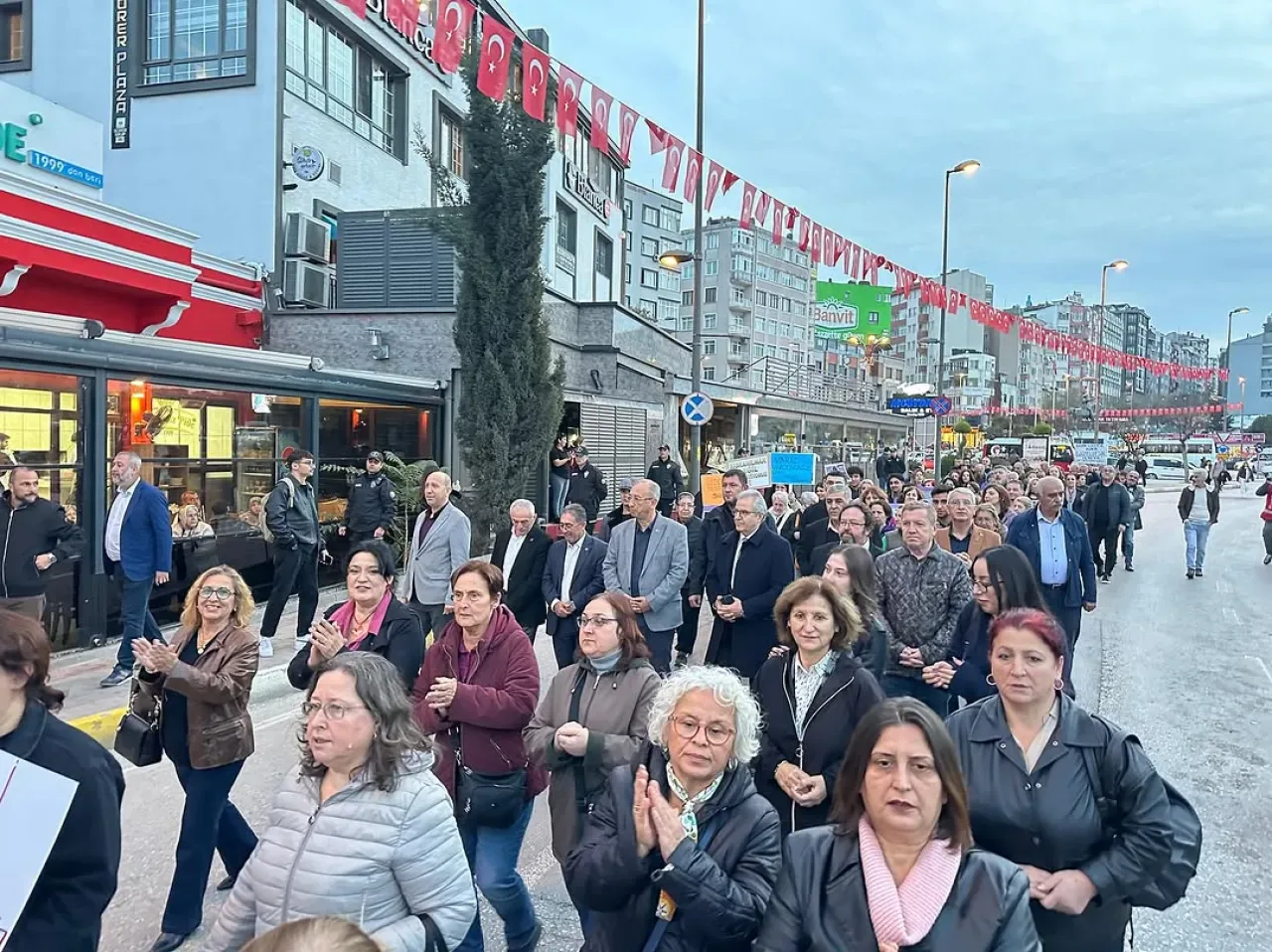 Bandırma'da Kadına Yönelik Şiddete Karşı Farkındalık Yürüyüşü ve Etkinlik Düzenlendi Bandırma'da Kadına Yönelik Şiddete Karşı Farkındalık Yürüyüşü ve Etkinlik Düzenlendi