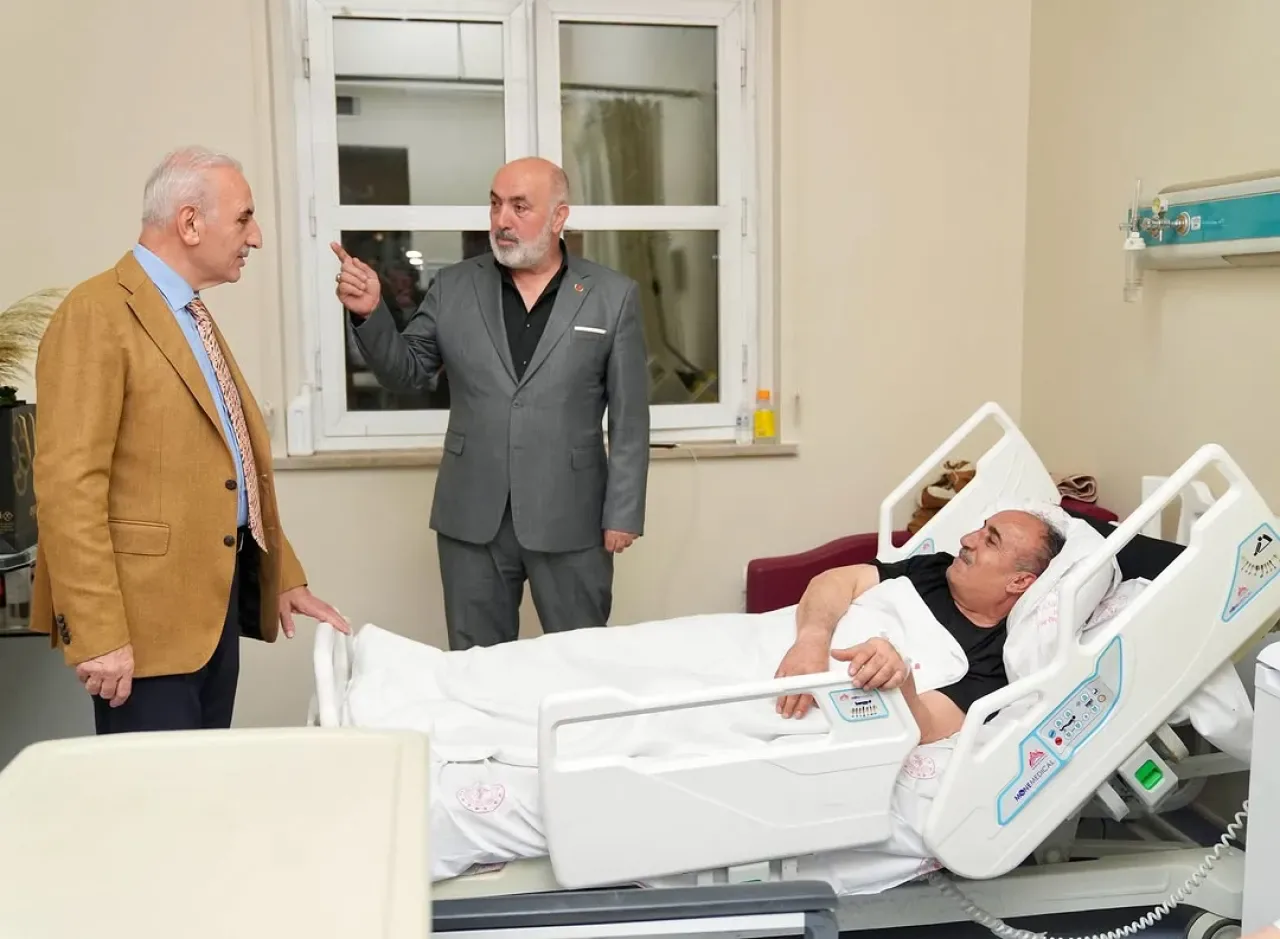 Ümraniye Belediye Başkanı İsmet Yıldırım, Hasta Muhtarı Ziyaret Etti Ümraniye Belediye Başkanı İsmet Yıldırım, Hasta Muhtarı Ziyaret Etti