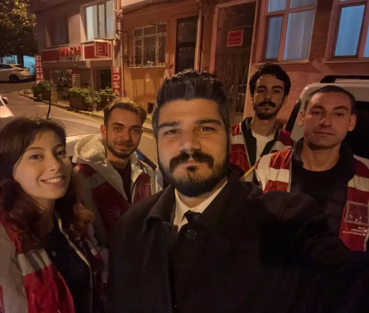 CHP'li Gençler, İmamoğlu'nun Mektubunu Üsküdar'da Kapı Kapı Dağıtıyor CHP'li Gençler, İmamoğlu'nun Mektubunu Üsküdar'da Kapı Kapı Dağıtıyor