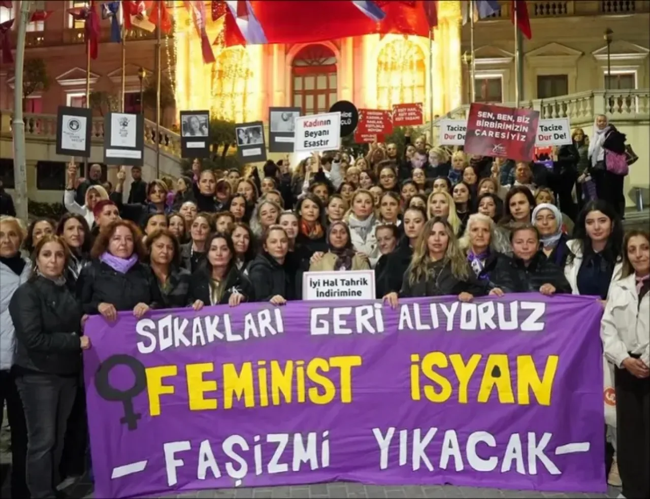 CHP'li Kadınlar 25 Kasım'da Taksim Tünel'de Kadına Şiddetle Mücadele İçin Buluştu CHP'li Kadınlar 25 Kasım'da Taksim Tünel'de Kadına Şiddetle Mücadele İçin Buluştu