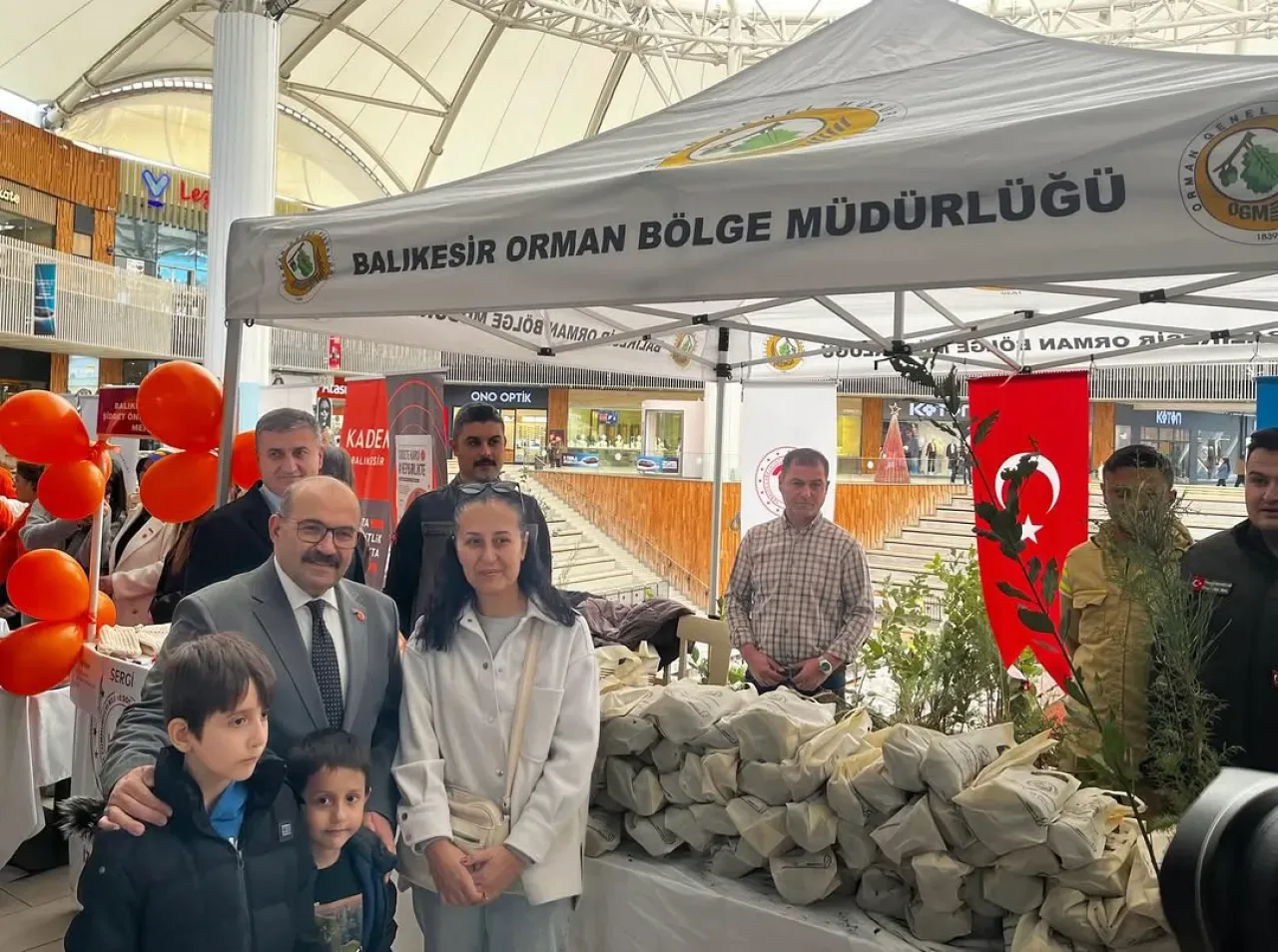 Balıkesir'de 25 Kasım'da Kadına Şiddetle Mücadele İçin Ücretsiz Fidan Dağıtıldı Balıkesir'de 25 Kasım'da Kadına Şiddetle Mücadele İçin Ücretsiz Fidan Dağıtıldı