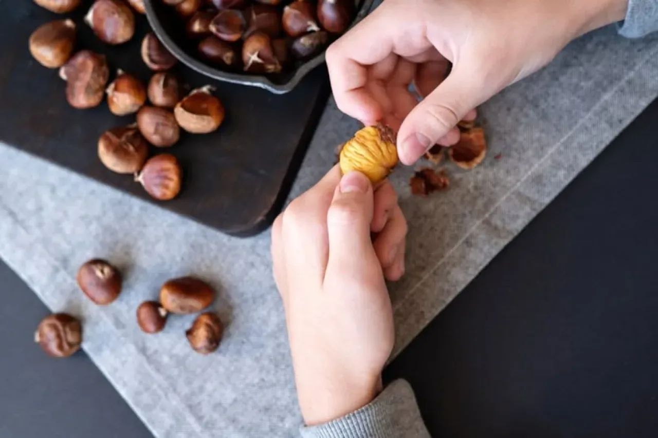 Kestane Nasıl Soyulur? En Kolay ve Pratik Yöntemler Kestane Nasıl Soyulur? En Kolay ve Pratik Yöntemler