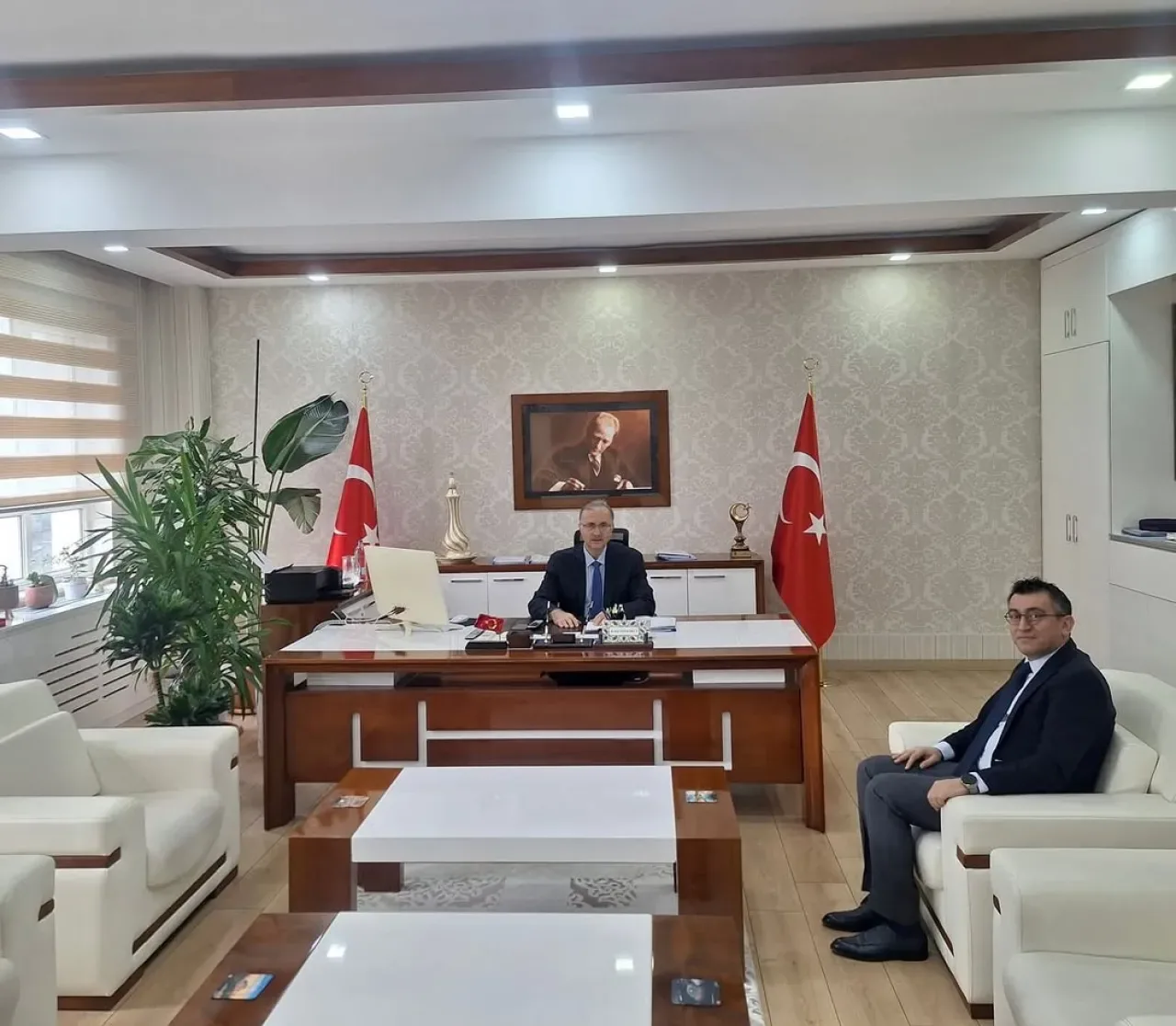 Ünal Meşe, Ataşehir Kaymakamı Bekir Dinkırcı'yı Ziyaret Etti Ünal Meşe, Ataşehir Kaymakamı Bekir Dinkırcı'yı Ziyaret Etti