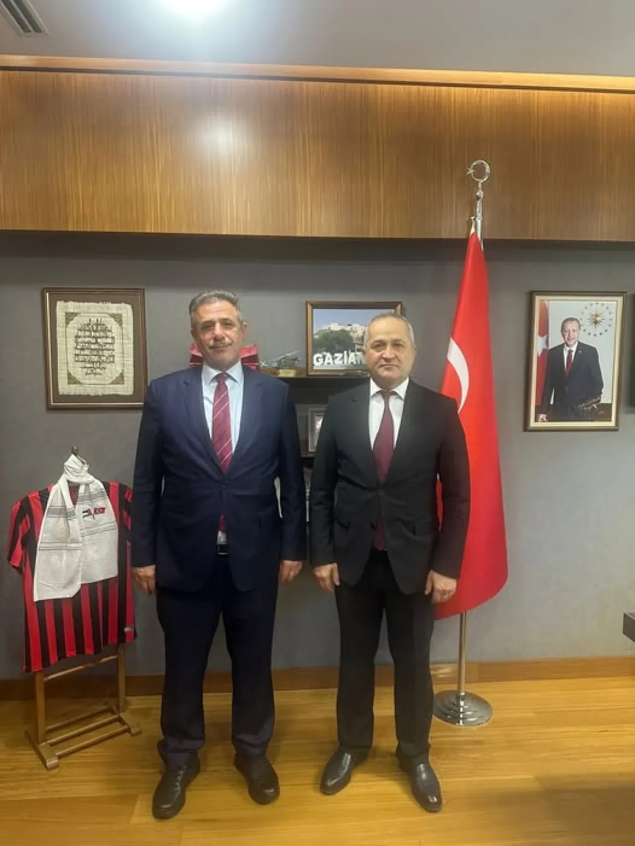 Gaziantep İŞKUR İl Müdürü, TBMM'de Milletvekili'ni Ziyaret Etti Gaziantep İŞKUR İl Müdürü, TBMM'de Milletvekili'ni Ziyaret Etti