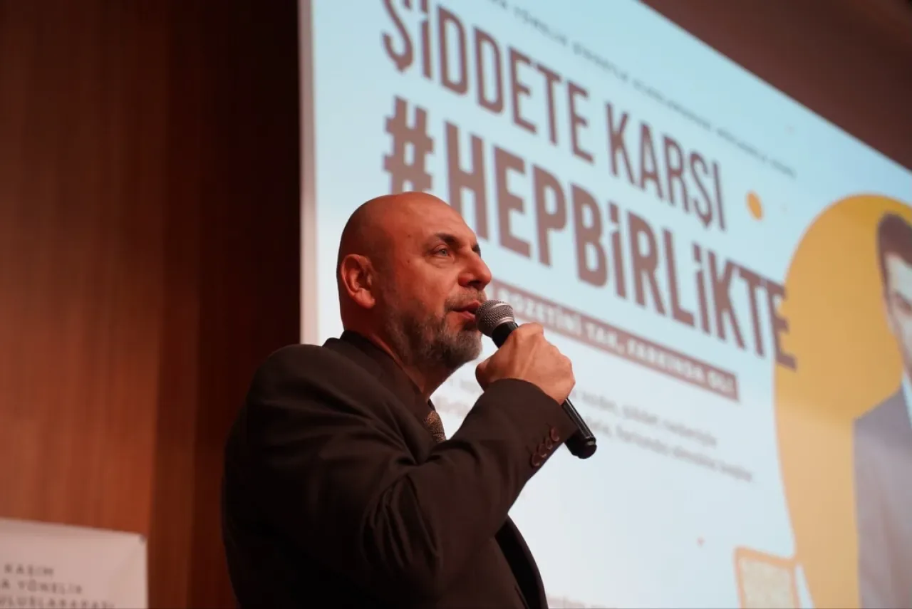 Bursa Orhangazi Belediye Başkanı Bekir Aydın, KADEM'in Kadına Şiddetle Mücadele Programı'na Katıldı Bursa Orhangazi Belediye Başkanı Bekir Aydın, KADEM'in Kadına Şiddetle Mücadele Programı'na Katıldı