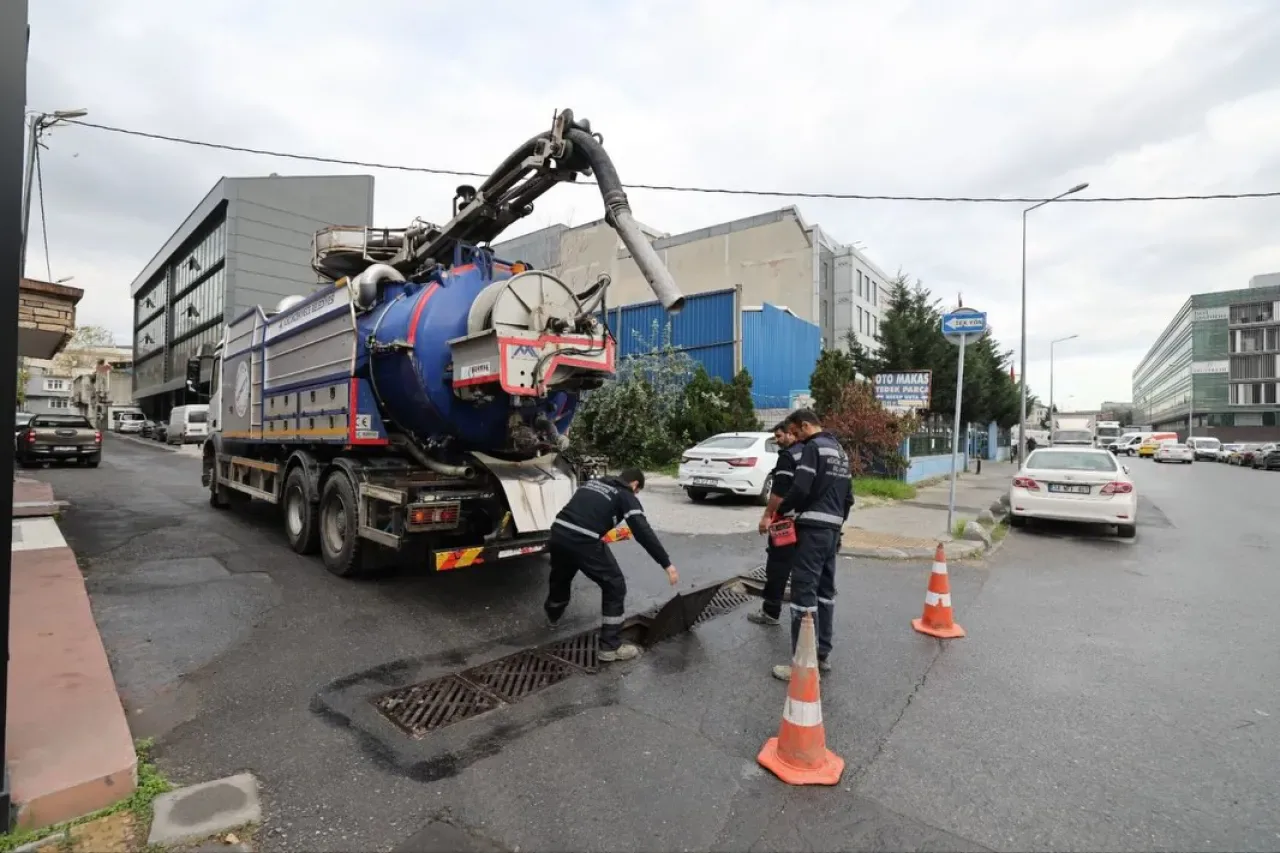 Küçükçekmece'de Altyapı Koruma Çalışmaları: Yağmur Suyu Sistemleri Temizleniyor Küçükçekmece'de Altyapı Koruma Çalışmaları: Yağmur Suyu Sistemleri Temizleniyor