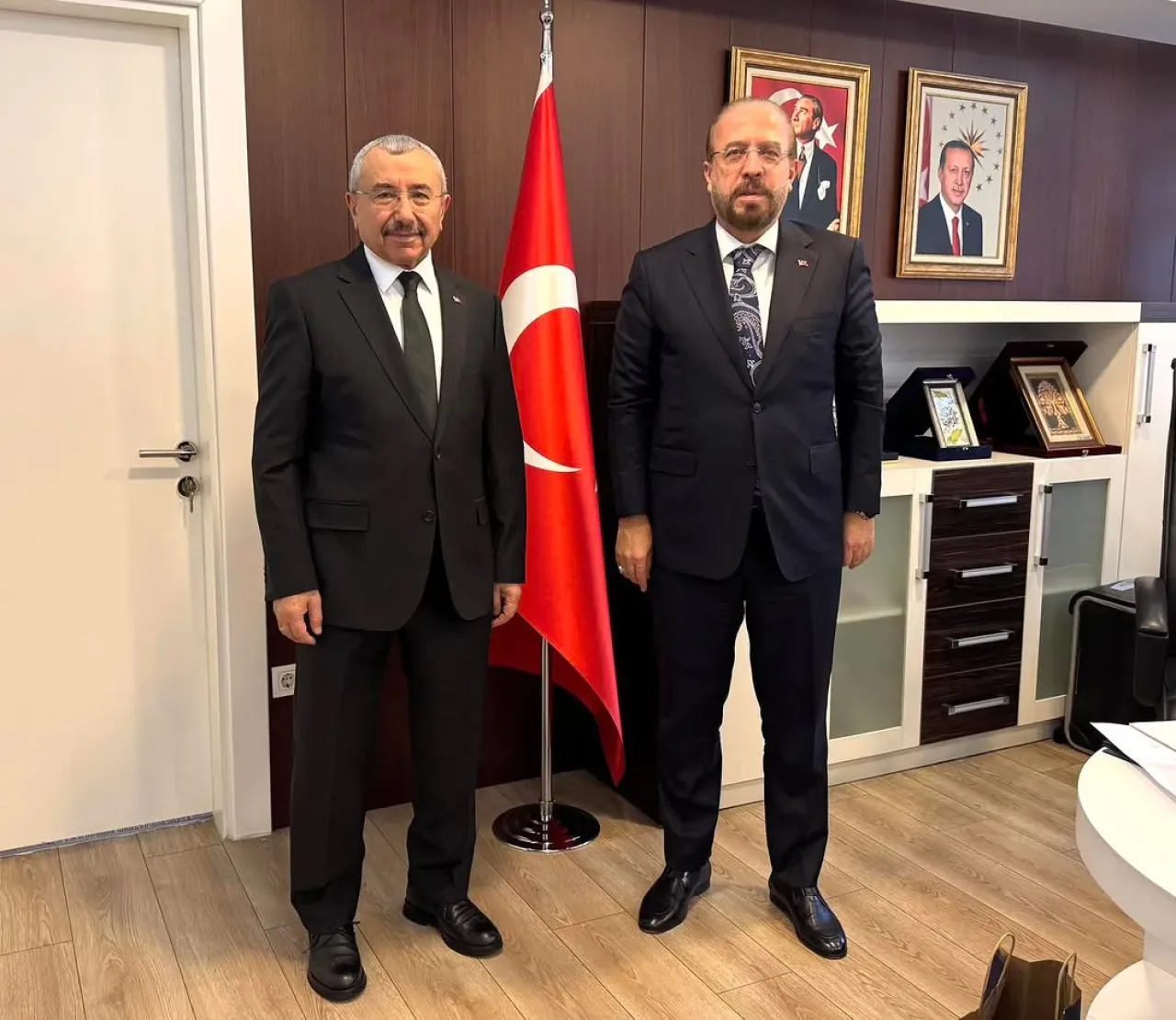AK Partili İsmail Erdem, Enerji Bakan Yardımcısı Şatıroğlu'na Nezaket Ziyaretinde Bulundu AK Partili İsmail Erdem, Enerji Bakan Yardımcısı Şatıroğlu'na Nezaket Ziyaretinde Bulundu