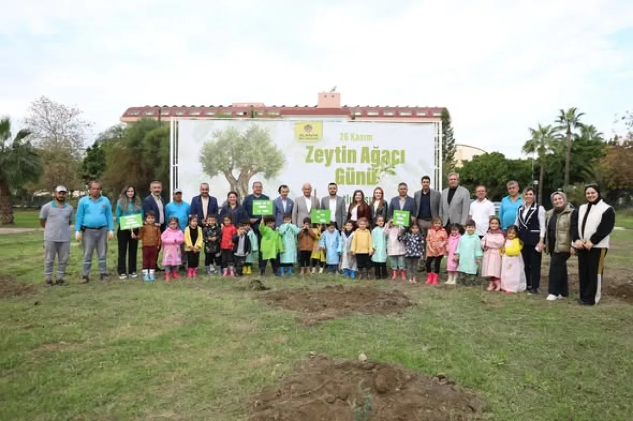 Alanya'da Minik Eller Dünya Zeytin Ağacı Günü'nde Fidan Dikti Alanya'da Minik Eller Dünya Zeytin Ağacı Günü'nde Fidan Dikti