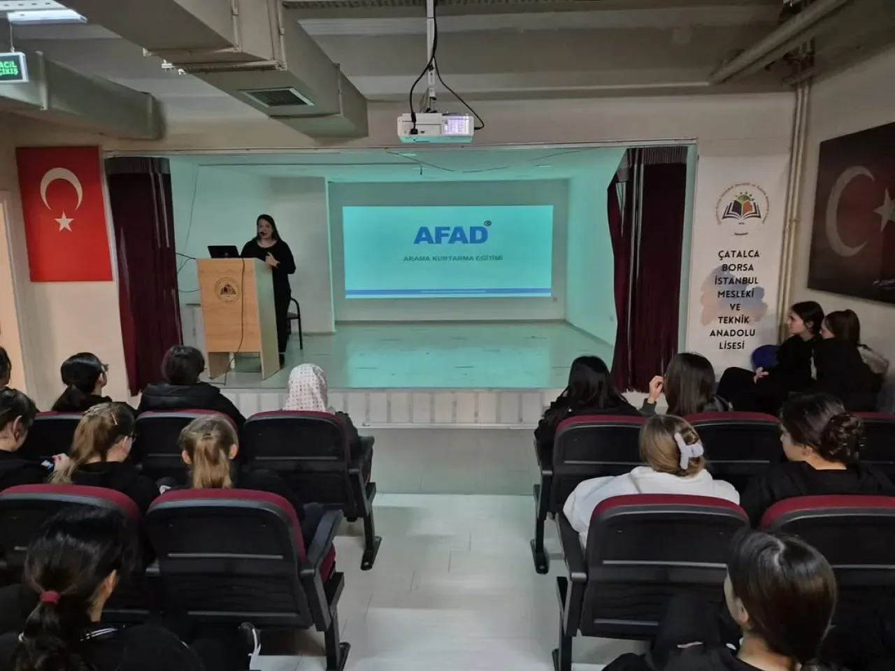 Çatalca'da Öğrencilere Afet Farkındalık ve Arama Kurtarma Eğitimi Verildi Çatalca'da Öğrencilere Afet Farkındalık ve Arama Kurtarma Eğitimi Verildi