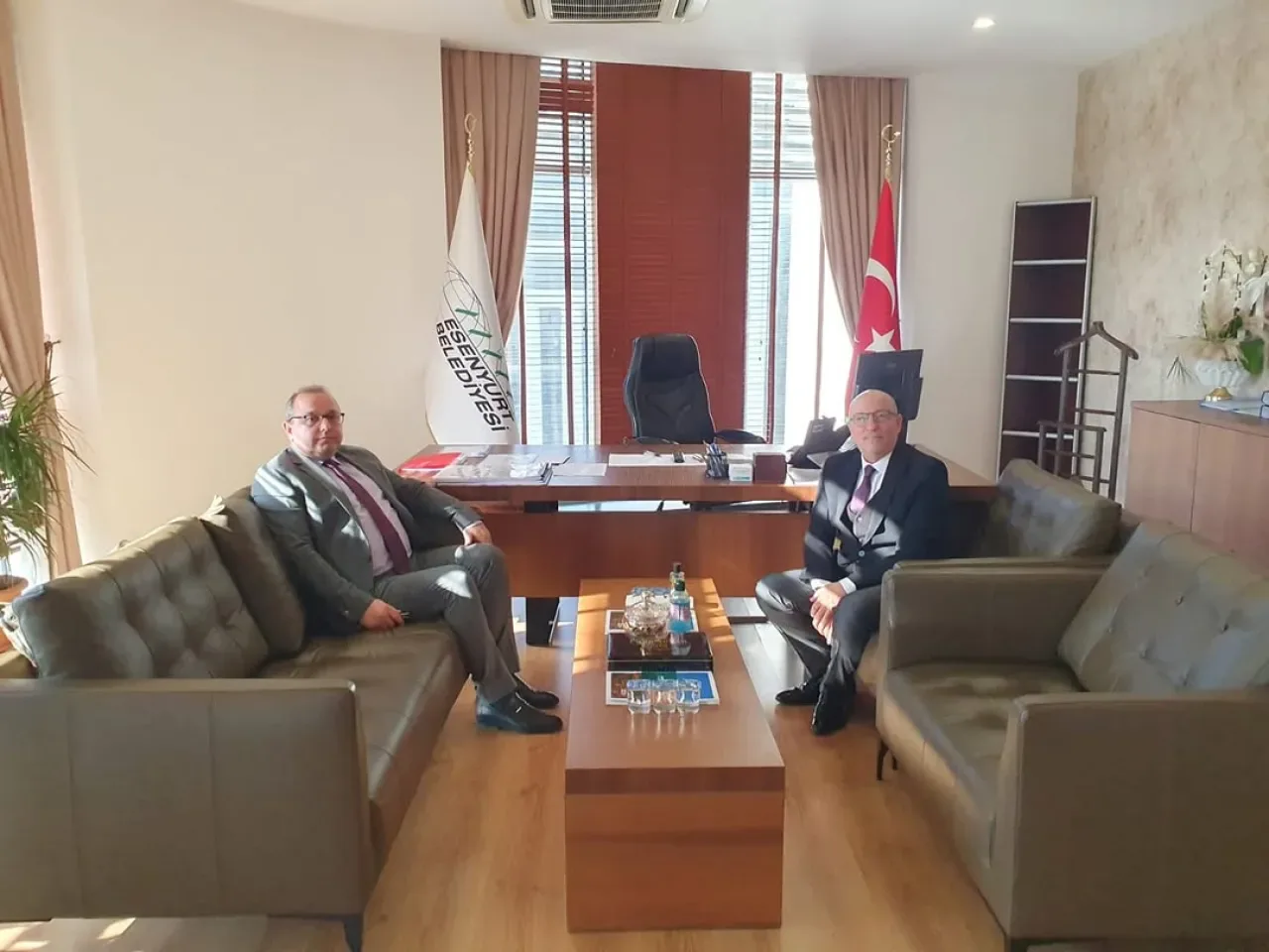 Esenyurt Kaymakamı Fatih Çobanoğlu'ndan Belediye Başkan Yardımcısı'na Nezaket Ziyareti Esenyurt Kaymakamı Fatih Çobanoğlu'ndan Belediye Başkan Yardımcısı'na Nezaket Ziyareti