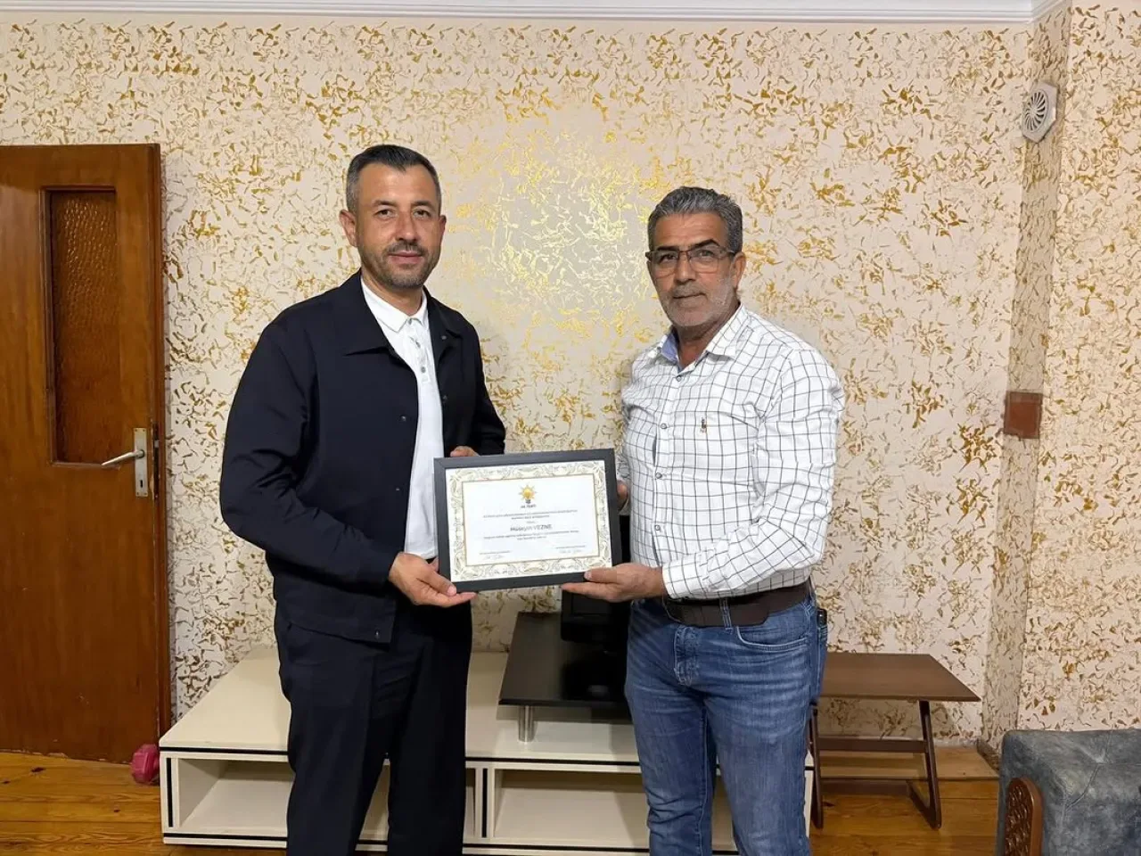 Serik AK Parti Mahalle Başkanı Hüseyin Vezne'ye Teşekkür Ziyareti Serik AK Parti Mahalle Başkanı Hüseyin Vezne'ye Teşekkür Ziyareti