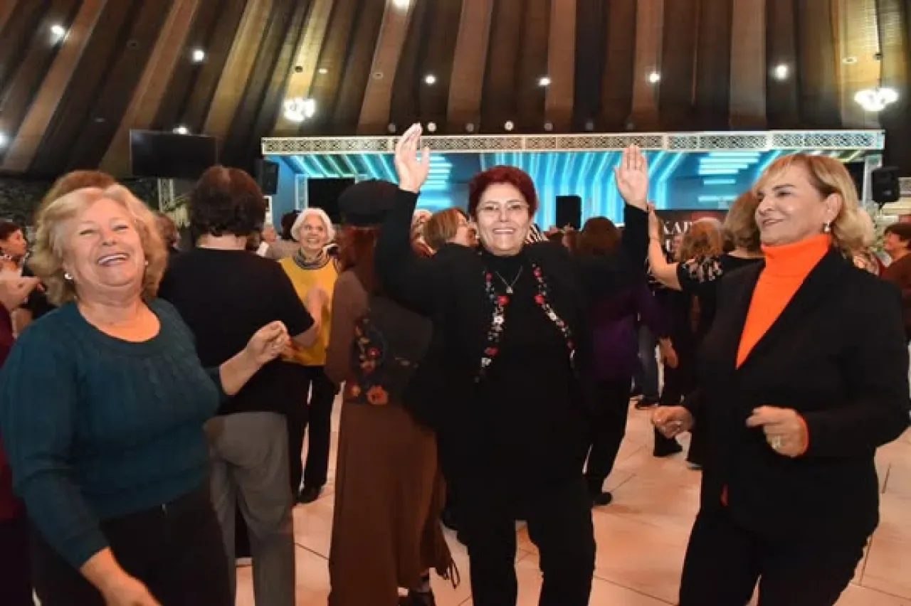 Kepez'de Kadınlar Matinesi: Tazelenme Üniversitesi Öğrencileri Eğlenceyle Buluştu Kepez'de Kadınlar Matinesi: Tazelenme Üniversitesi Öğrencileri Eğlenceyle Buluştu